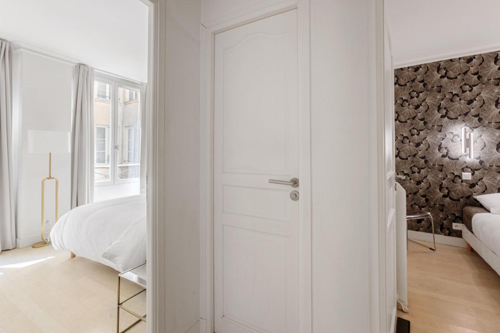 For 6 Saint-honore Paris